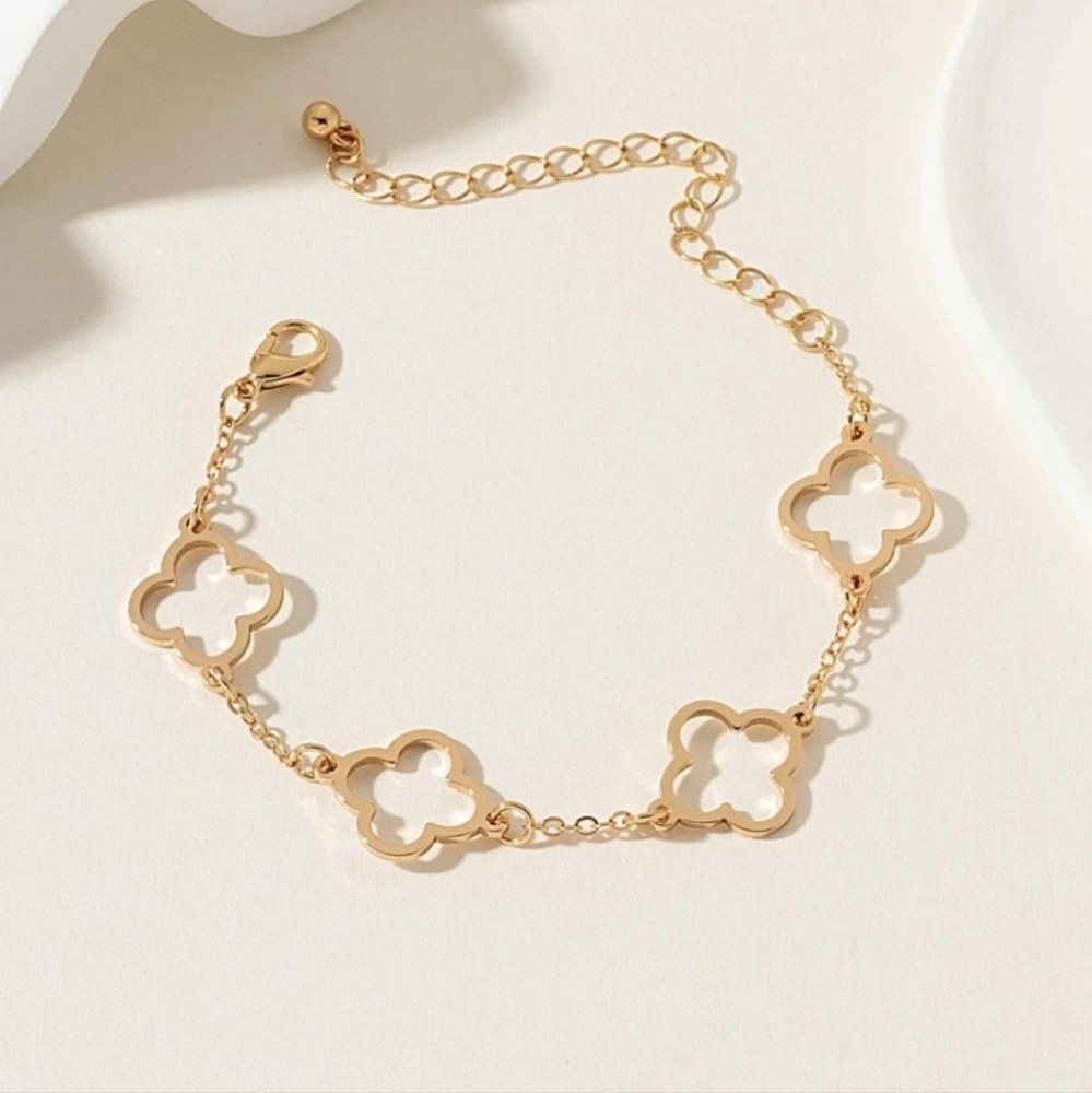 🍀🍀NEW🍀🍀BEAUTIFUL!! HOLLOW CLOVER Bracelet in GOLD Plating - Picture 2 of 15